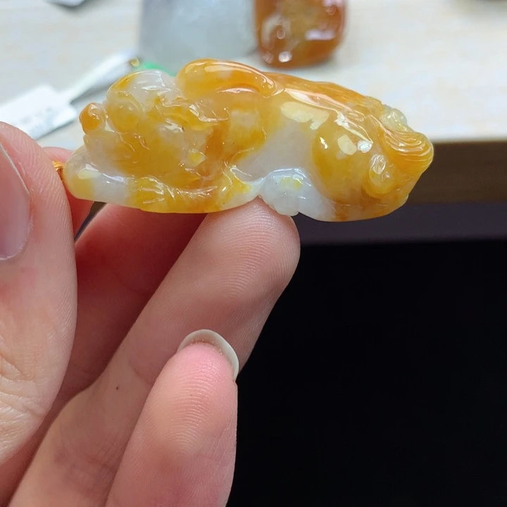 翡翠18K金镶嵌颈饰吊坠