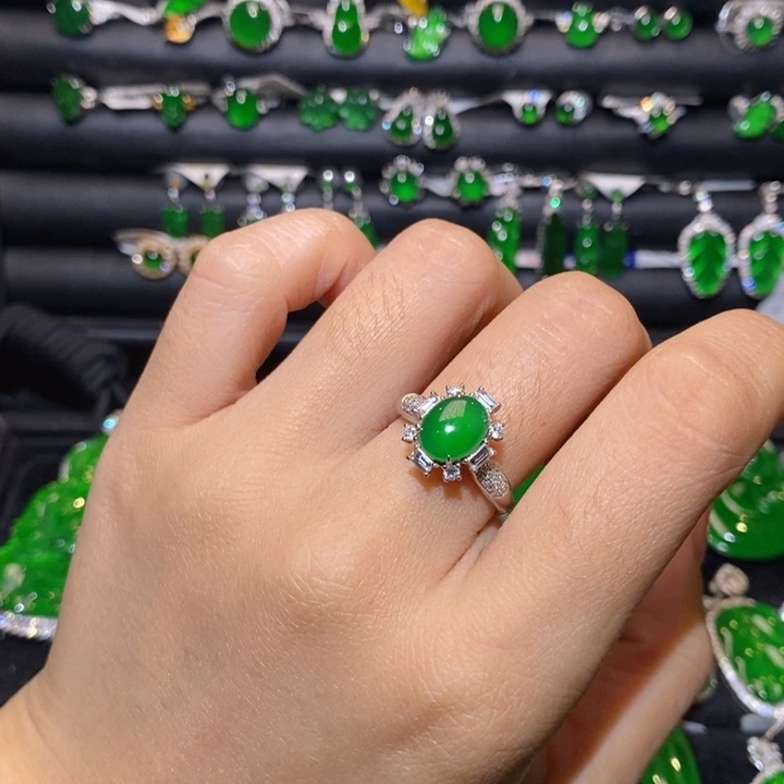 18K金镶嵌戒指翡翠蛋面戒指