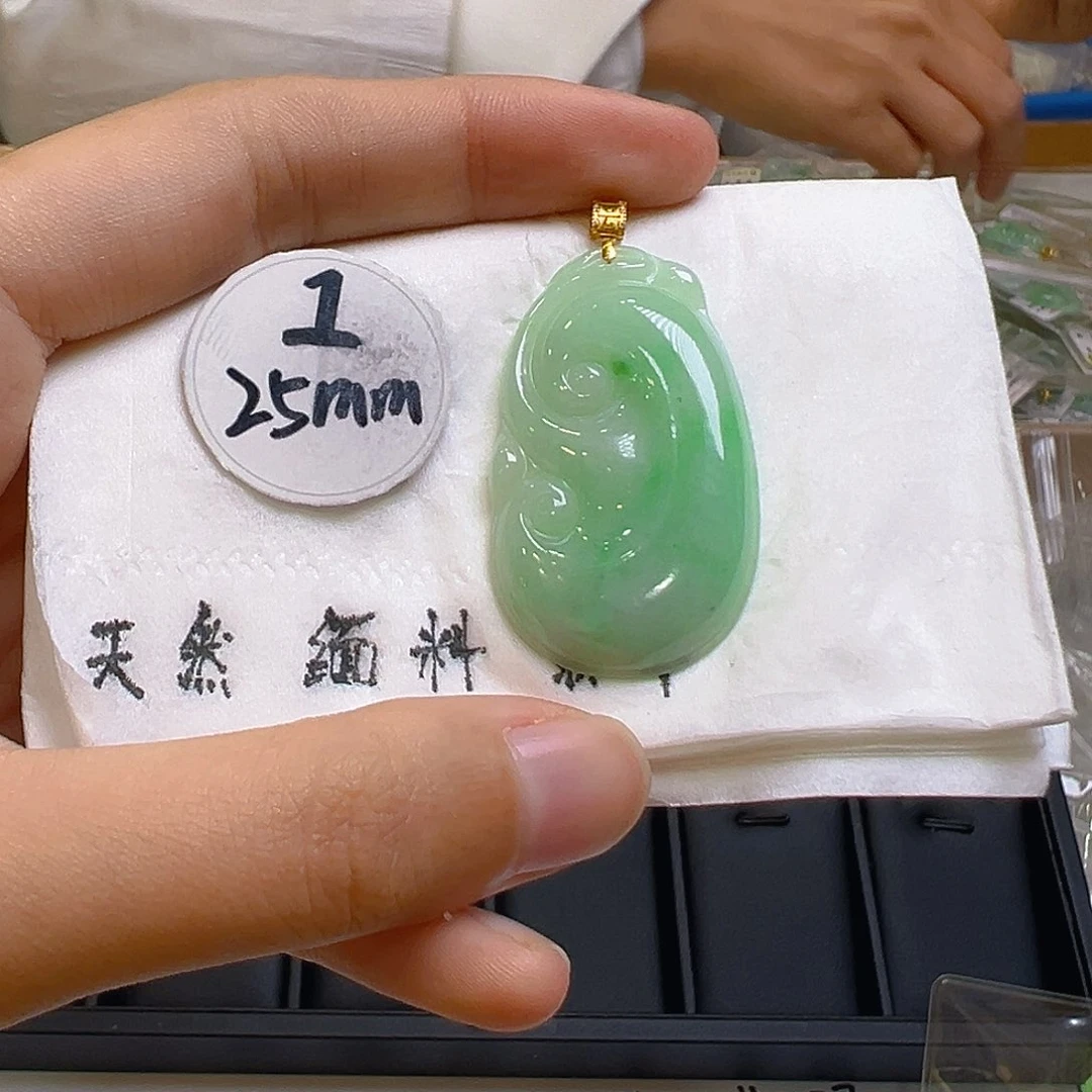 翡翠颈饰18K金镶嵌翡翠