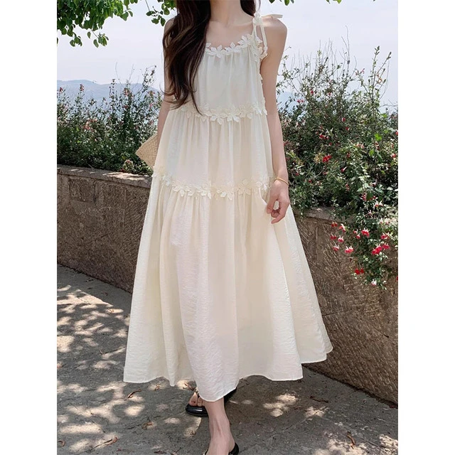 甜美系带花朵刺绣连衣裙女夏季2025新款法式度假风仙女吊带A字裙