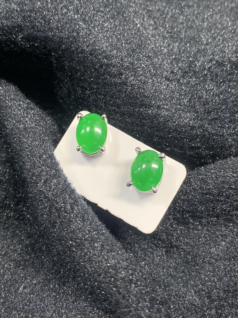 天然翡翠A货耳钉有轻微色差属于正常现象，商品多样性发货1H3903