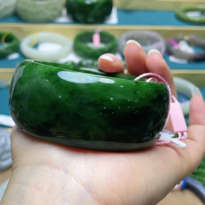 和田玉手镯62圈口。编号44未镶嵌