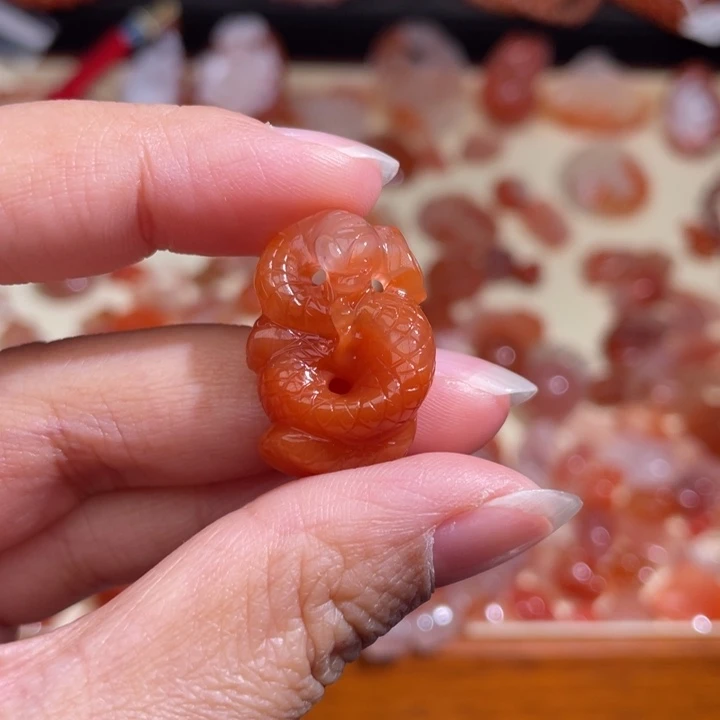 南红玛瑙小蛇绑黑色绳子未镶嵌万*966