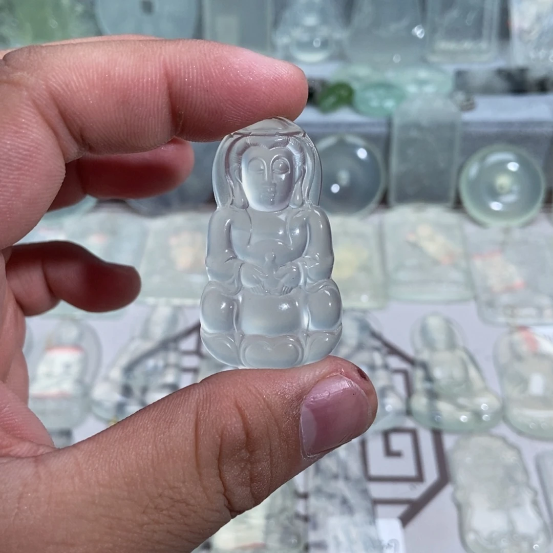 江***在蛇纹石玉未镶嵌颈饰