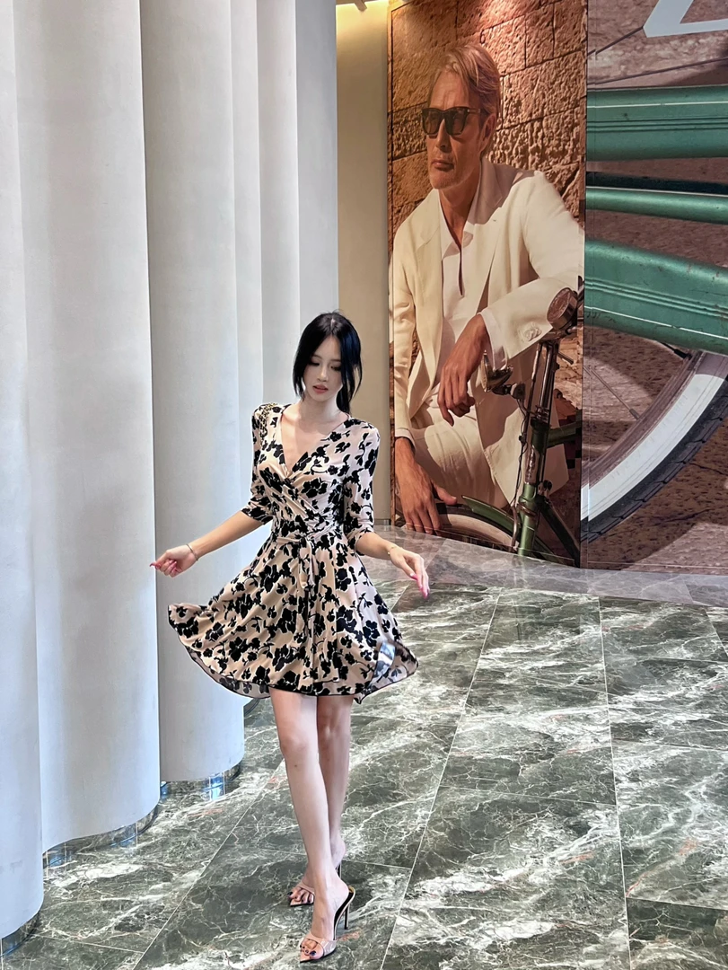 法式轻薄印花裹身复古一片式V领碎花连衣裙女度假风收腰显瘦长裙