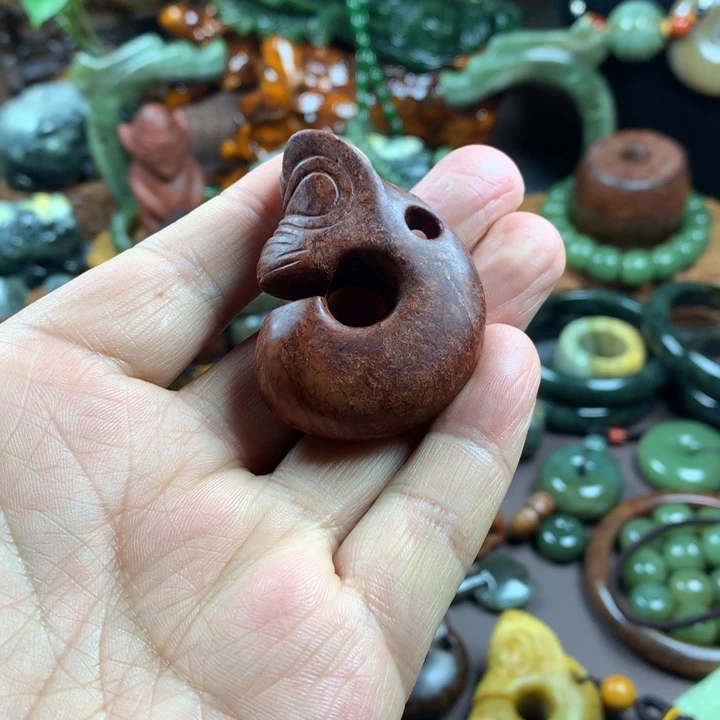 岫岩河磨玉(透闪石质玉)吊坠未镶嵌紫****衫