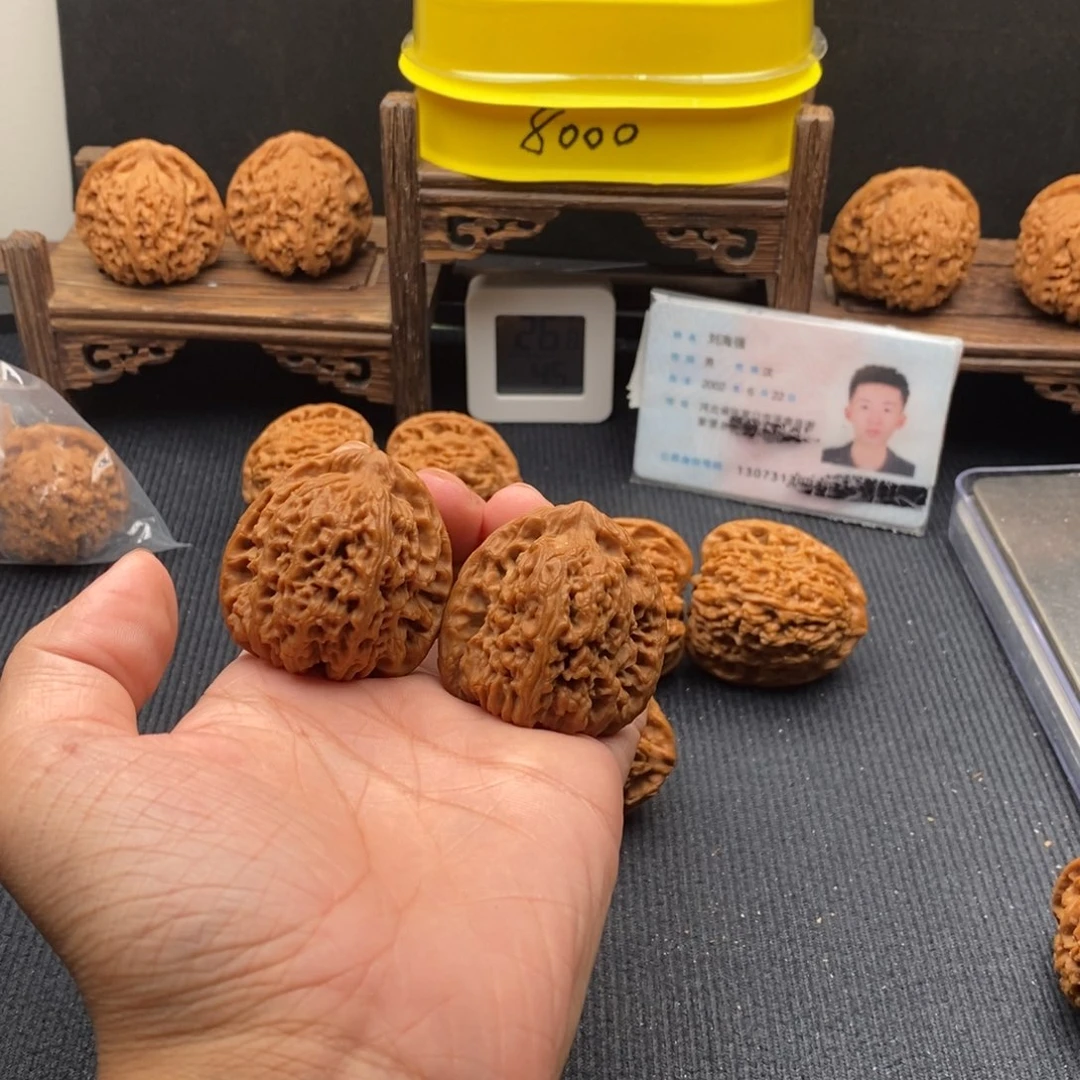 白***予核桃文玩核桃手把件