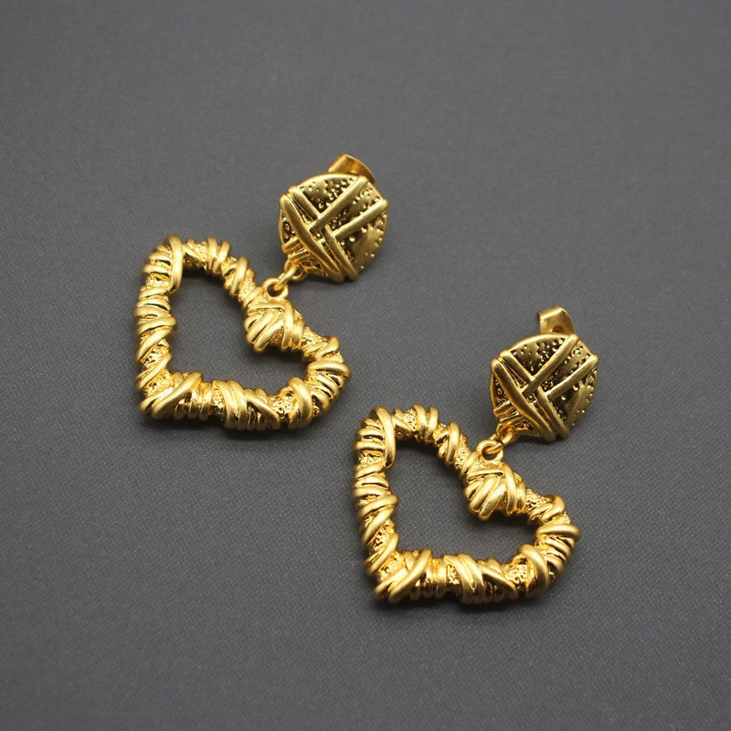 铜合金耳饰 B家金属时尚爱心耳环女金色耳钉小众耳扣ins气质耳饰