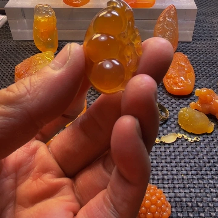 红***板石英质玉未镶嵌旦面