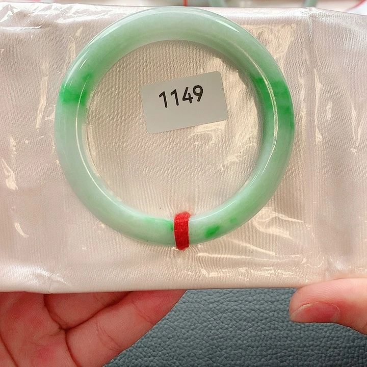 翡翠手镯未镶嵌天然翡翠手镯