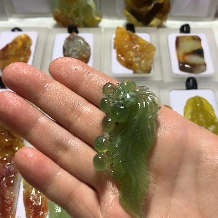 火***啦蛇纹石玉未镶嵌颈饰