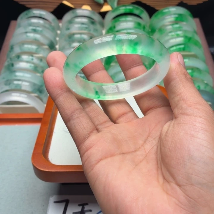十***安石英质玉未镶嵌手镯