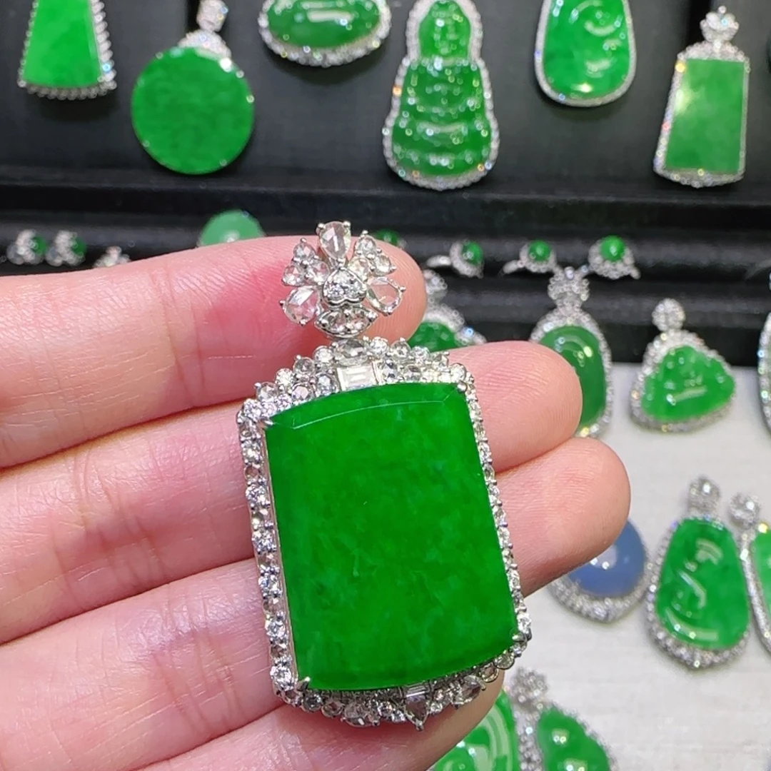 翡翠18K金镶嵌颈饰