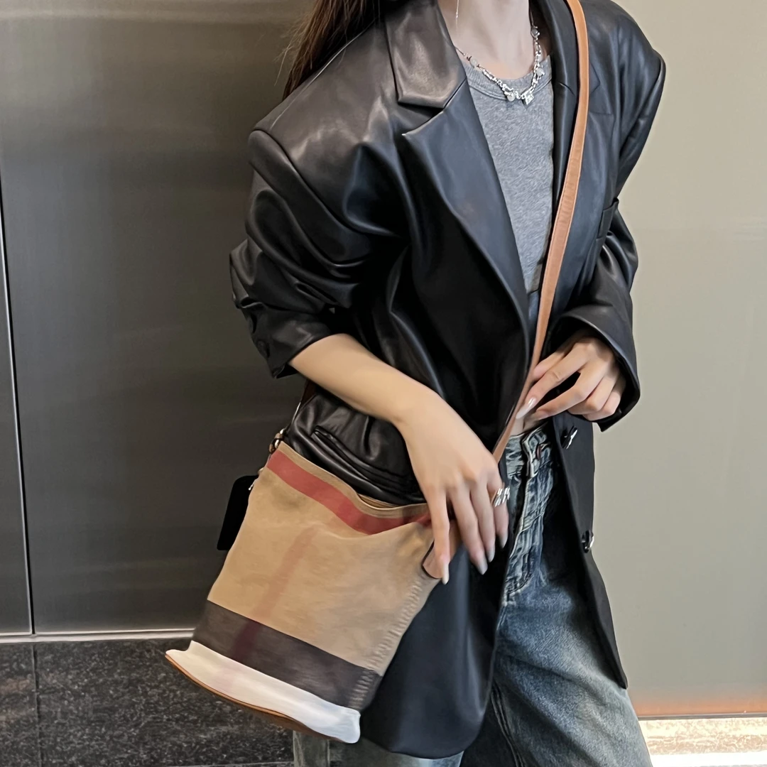 95新 BURBERRY/博柏利 巴宝莉格纹水桶子母包/13561143