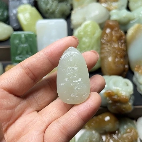 颈饰未镶嵌和田玉龍**人