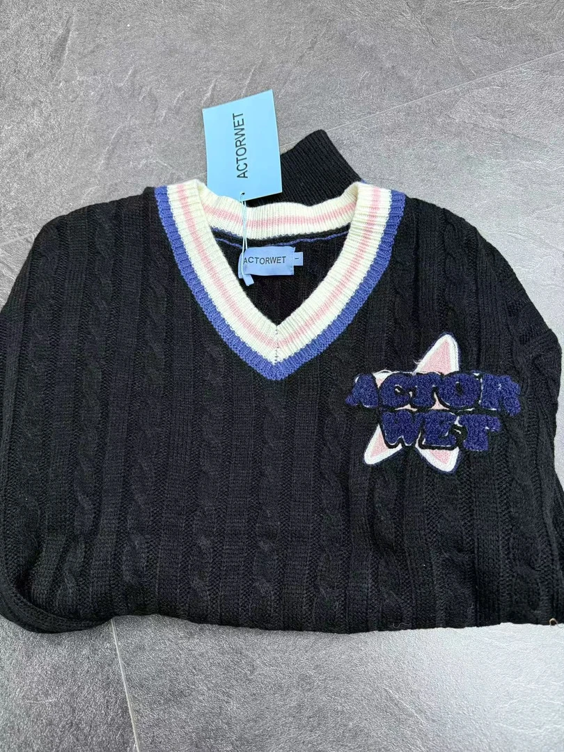 A20-3黑色“字母星星“长袖毛衣（6600）