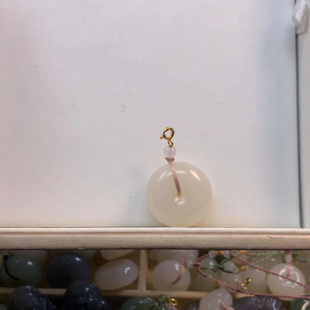【闪购商品】颈饰未镶嵌和田玉小**?