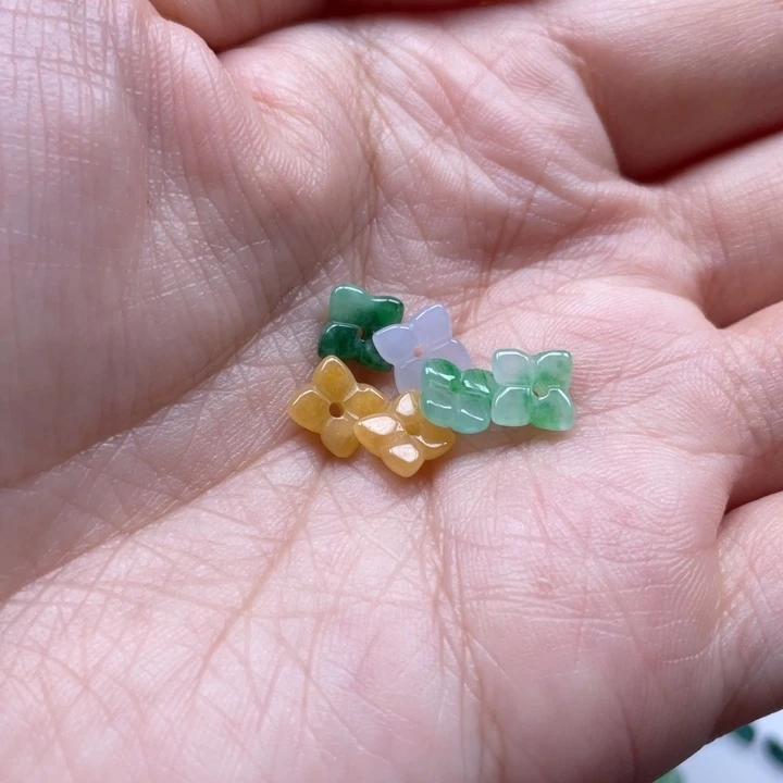晶***儿翡翠未镶嵌颈饰桂花