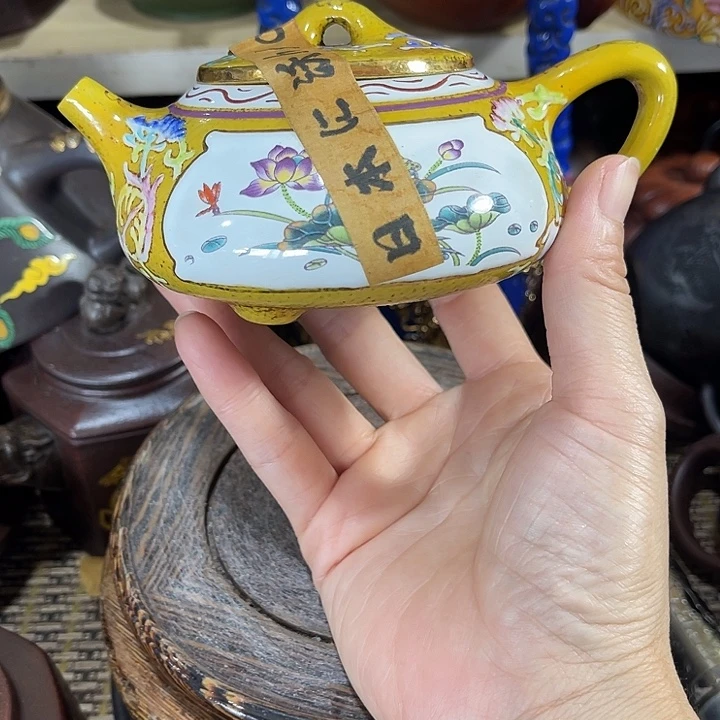 茶壶紫泥矿泥料手工制作的一把紫砂壶。