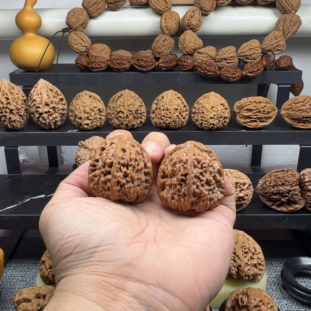 文玩核桃吊坠红皮三角南疆石