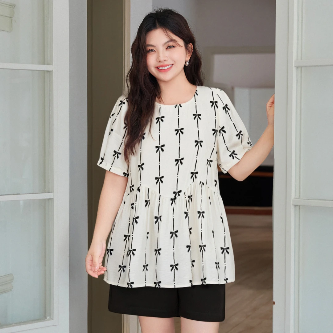 【MsShe】大码女装高级感印花短袖小衫夏装弧形分割上衣M2505047