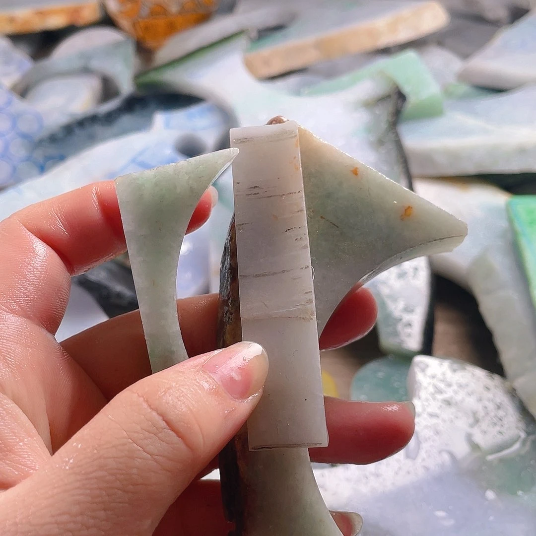 颈饰未镶嵌翡翠。