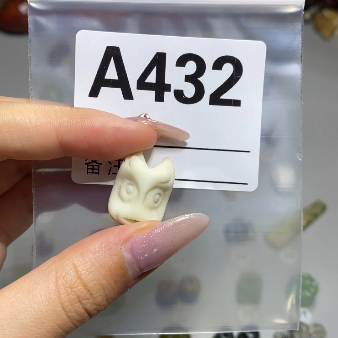 蛇纹石玉合金颈饰草***子