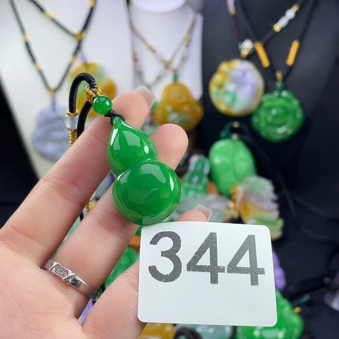 翡翠未镶嵌吊坠(赠链)