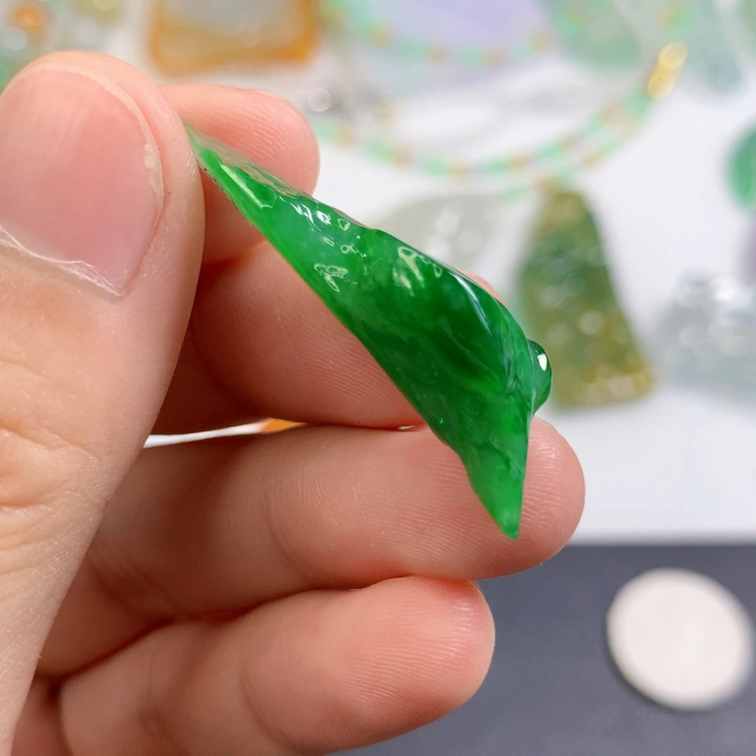 【闪购商品】翡翠未镶嵌颈饰郑**聊