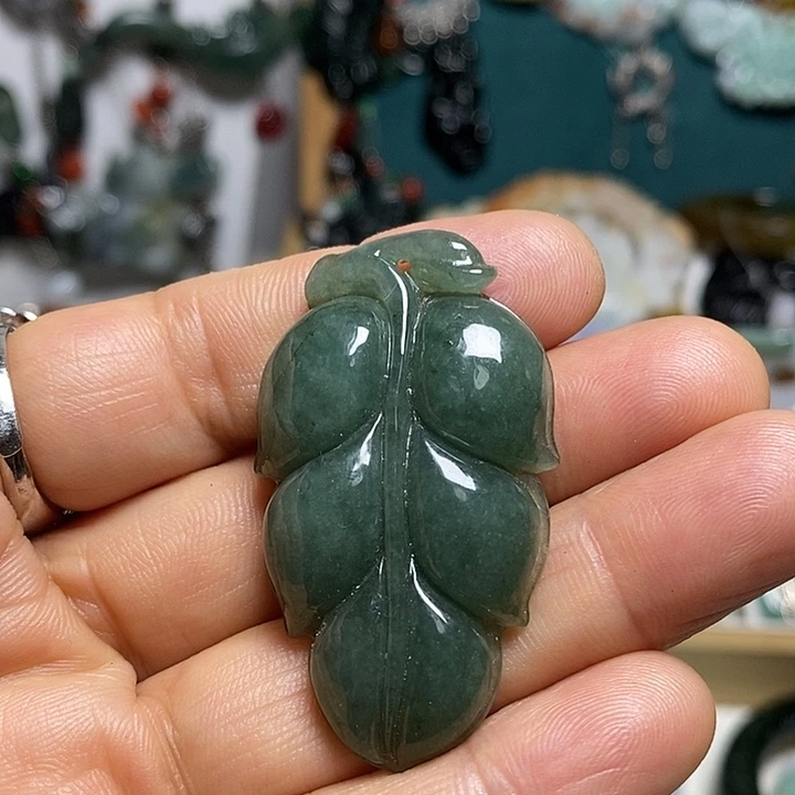翡翠未镶嵌吊坠(赠链)