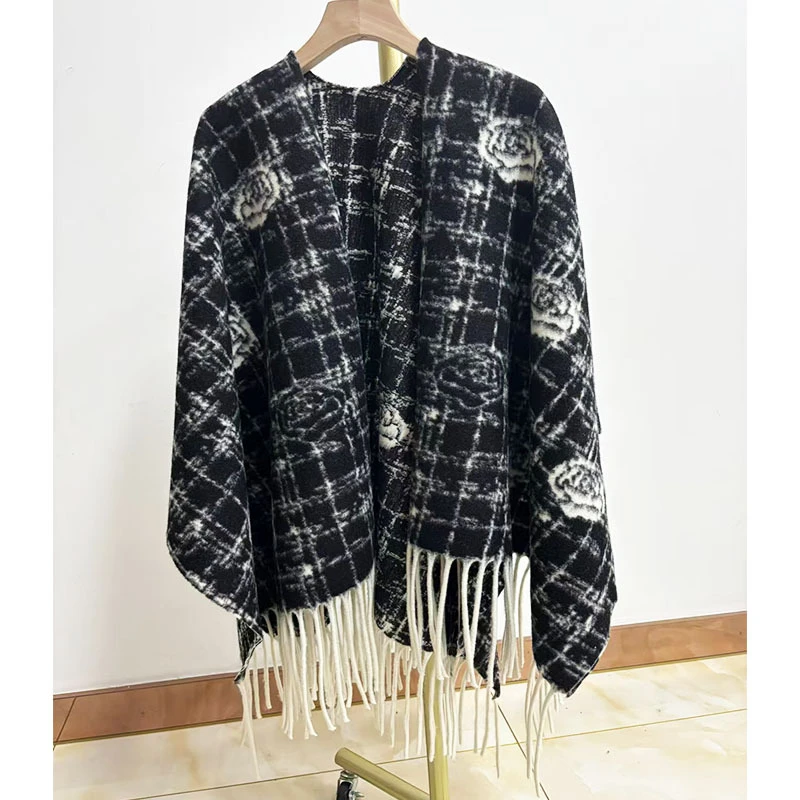 新款山茶花羊毛流苏披肩女秋冬时尚百搭高级感保暖披风斗篷外套