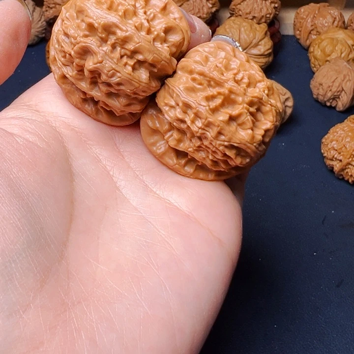 文玩核桃吊坠三角白40