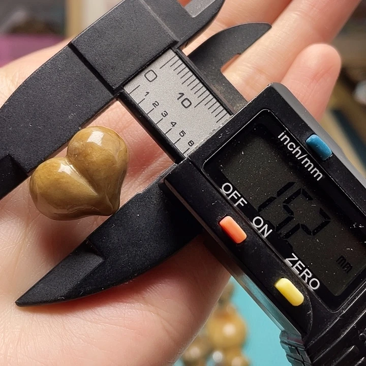 蜜蜡未镶嵌裸石爱心