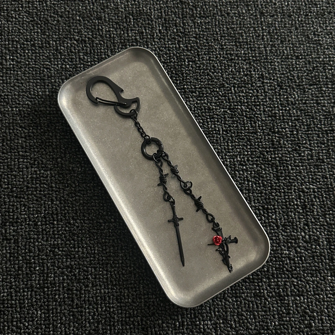 Ironworks原创复古小众暗夜玫瑰款设计剑与蔷薇黑色系潮流钥匙扣