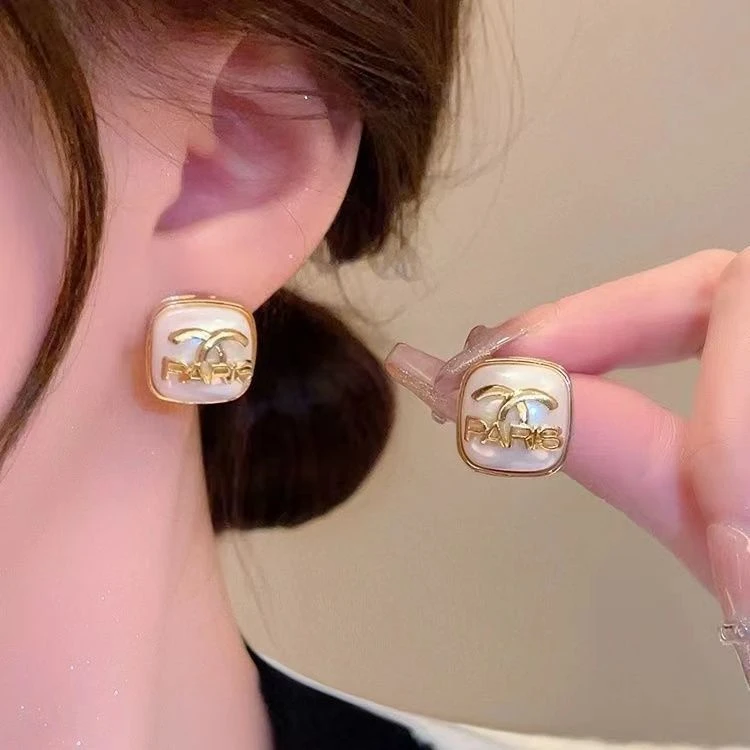 铜合金耳饰 奶白小香方糖高级巴黎字母轻奢简约气质 A236