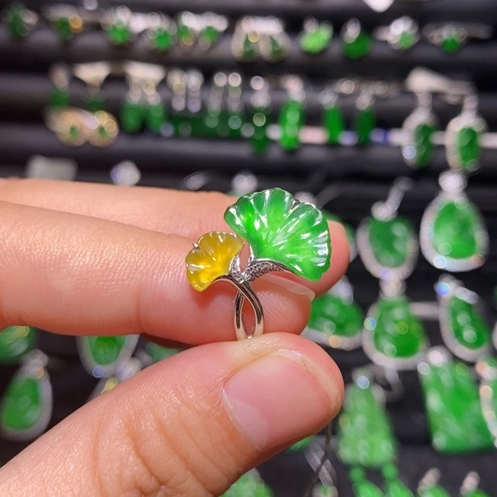 18K金镶嵌戒指翡翠天然翡翠