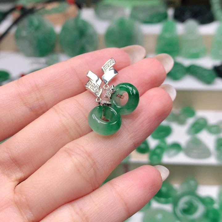 颈饰未镶嵌石英质玉时***?