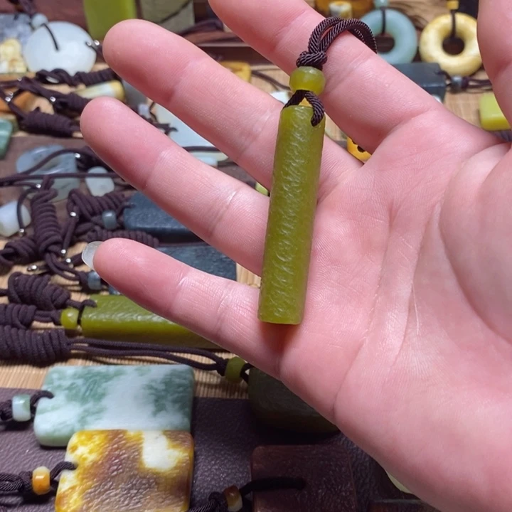 蛇纹石玉挂件未镶嵌