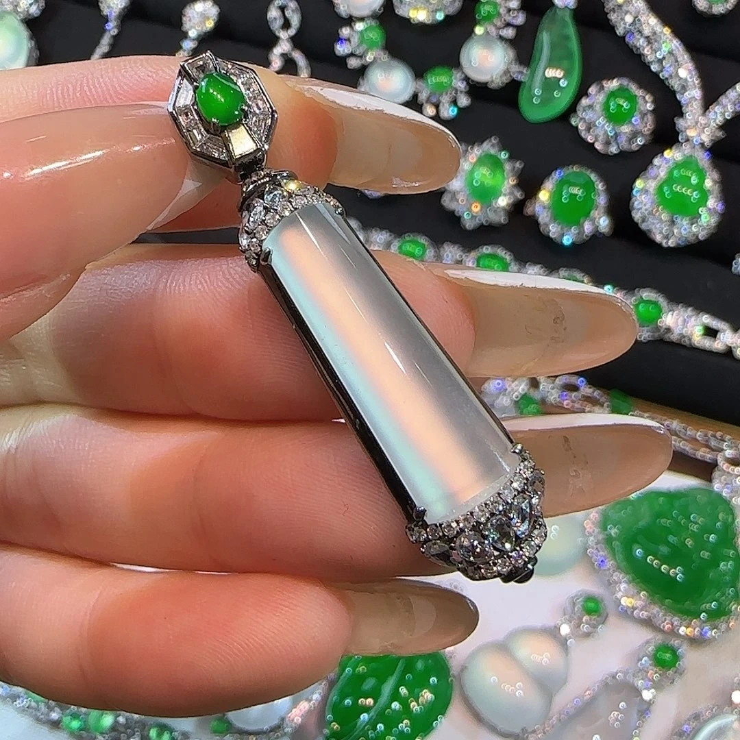 翡翠18K金镶嵌颈饰