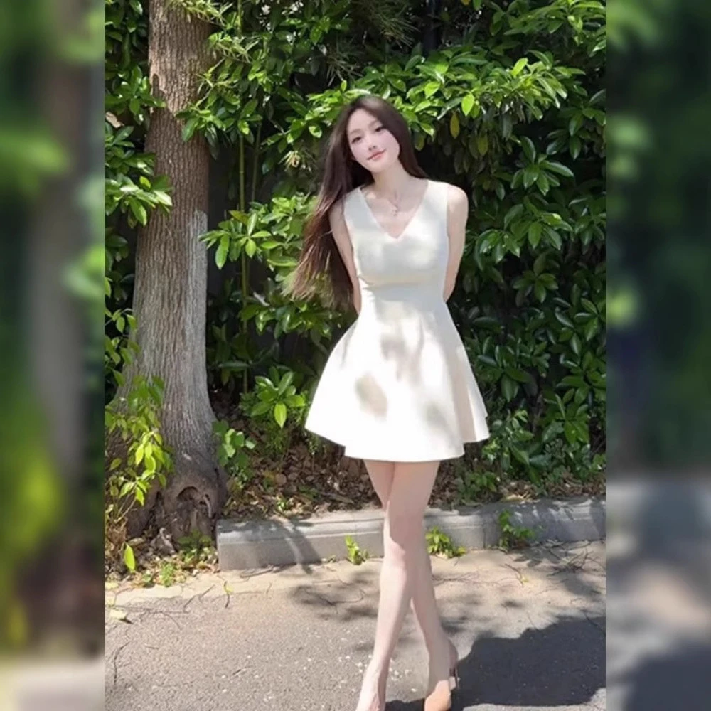 赫本风千金感V领无袖舒胡蕾连衣裙2025新款生日礼服a字短裙女装