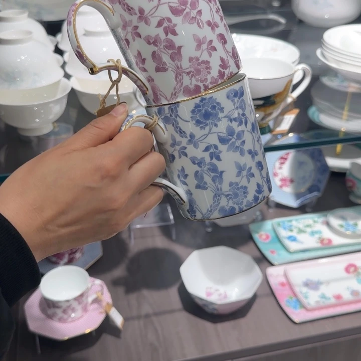 瓷片小**?一对布莱顿马克杯