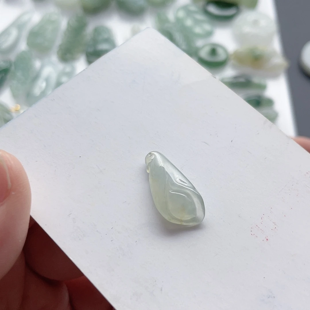 翡翠未镶嵌颈饰玉兰花