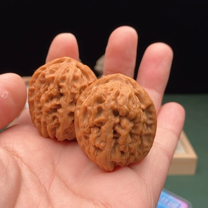 文玩核桃把件36尺红莲