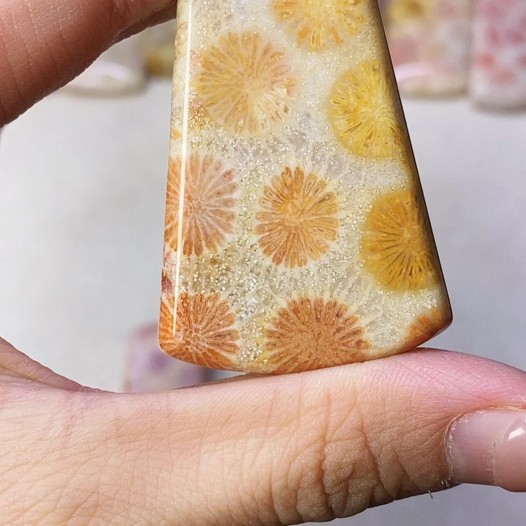 合金颈饰硅化玉团****?