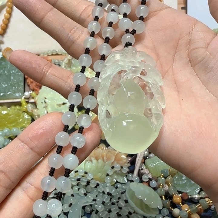 未镶嵌蛇纹石玉吊坠