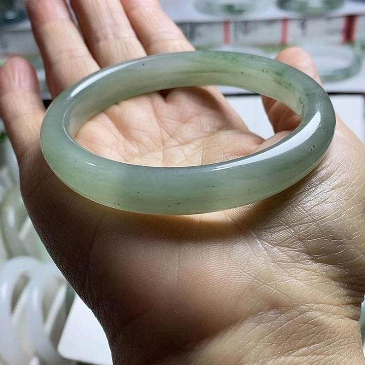 0***张石英质玉（天山翠）未镶嵌手镯