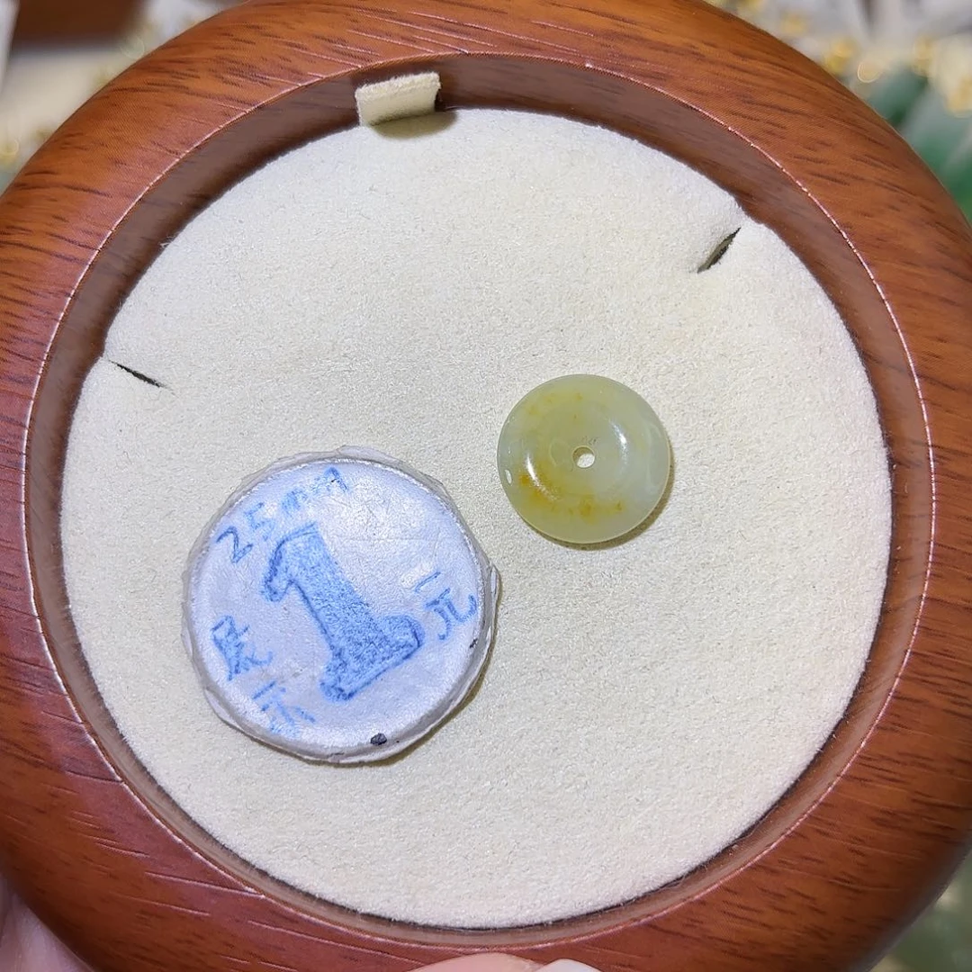 翡翠未镶嵌颈饰平安扣