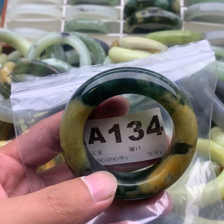 一***噢未镶嵌蛇纹石玉手镯