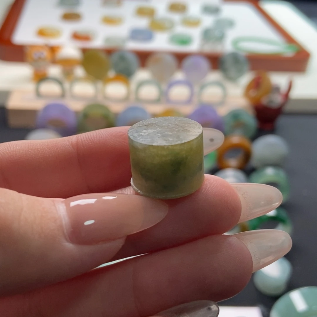 定制翡翠未镶嵌秋香黄桶珠