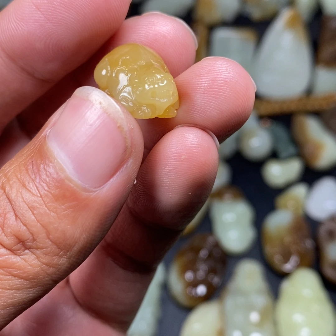 瑶***柜和田玉未镶嵌颈饰